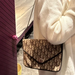 Dior vintage väska - En snygg vintage Dior väska. Nypris 15 000 kr