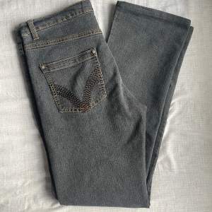 gråsvarta jeans med snygga detaljer på bakfickan från Micha. köpta secondhand men aldrig kommit till användning.