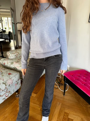 Blå Kashmir tröja  - Säljer denna sjukt sköna och snugga tröja! 💞