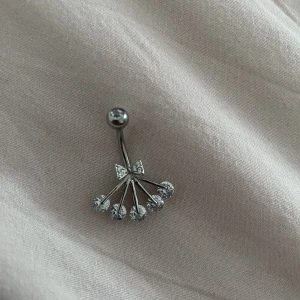 Navelpiercing - Söt navelpiercing i kirurgiskt stål om jag inte minns fel. Oanvänd 
