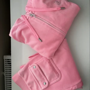 Juicy Couture Set - Rosa Juicy Couture set som är nästan helt oanvänt💕Både byxan och tröjan är i storlek xxs. Nyskick, pris går att diskutera. Nypris 2400kr.