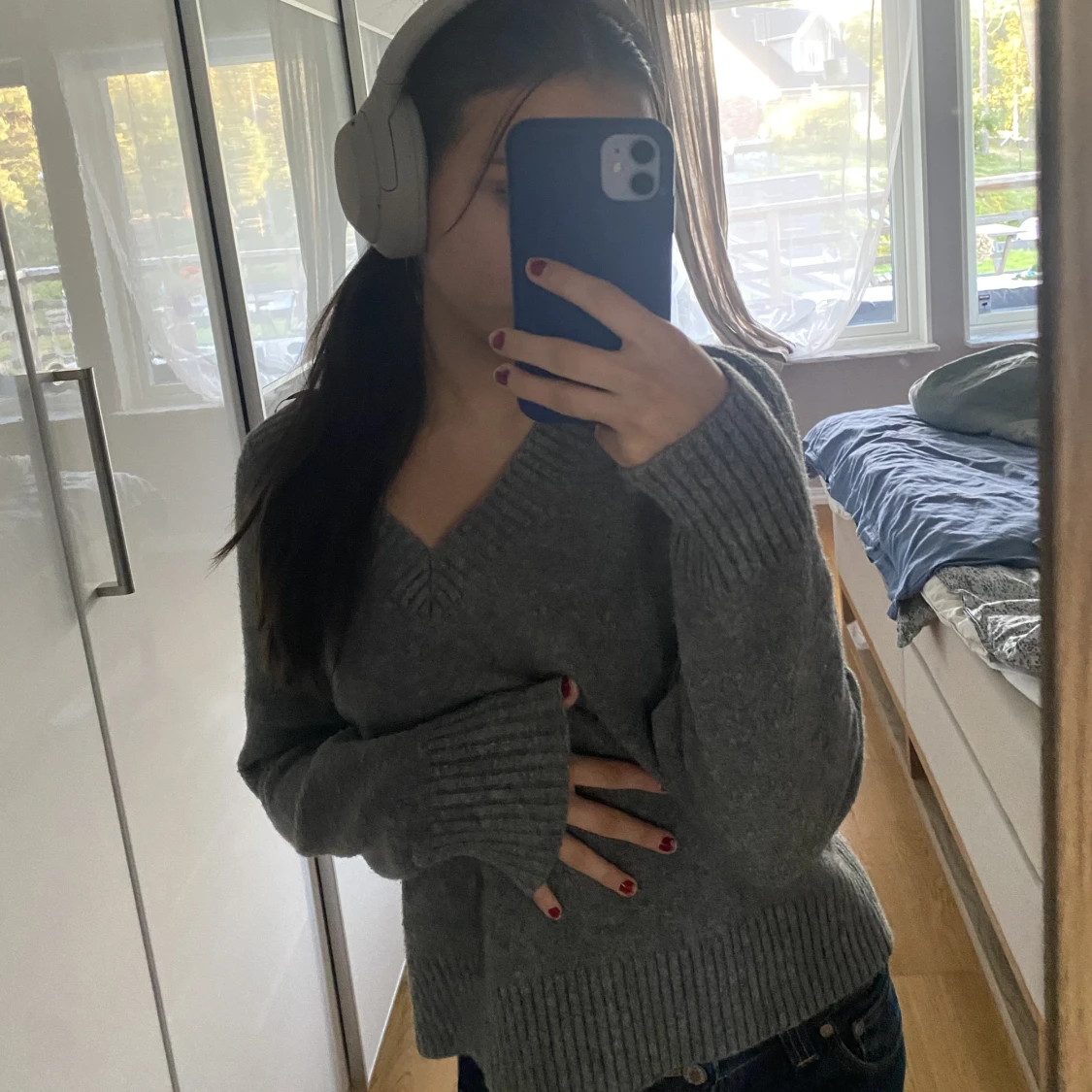 V-ringad stickad grå tröja