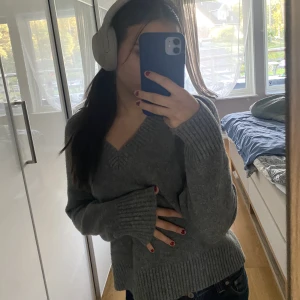 V-ringad stickad grå tröja - Jättesöt tröja från Zara köpt här på Plick, säljer då jag tycker att färgen grå inte är min färg. Passar jättefint på mig som vanligtvis bär xs-xxs, perfekt för höst och vinter! 🍂 