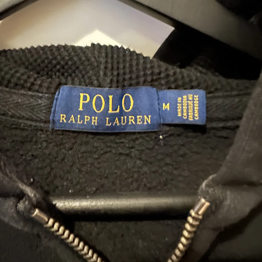 💛Polo Ralph Lauren hoodie i storlek M. 💛Svart med gult märke. (Herr tröja) . Hoodies.