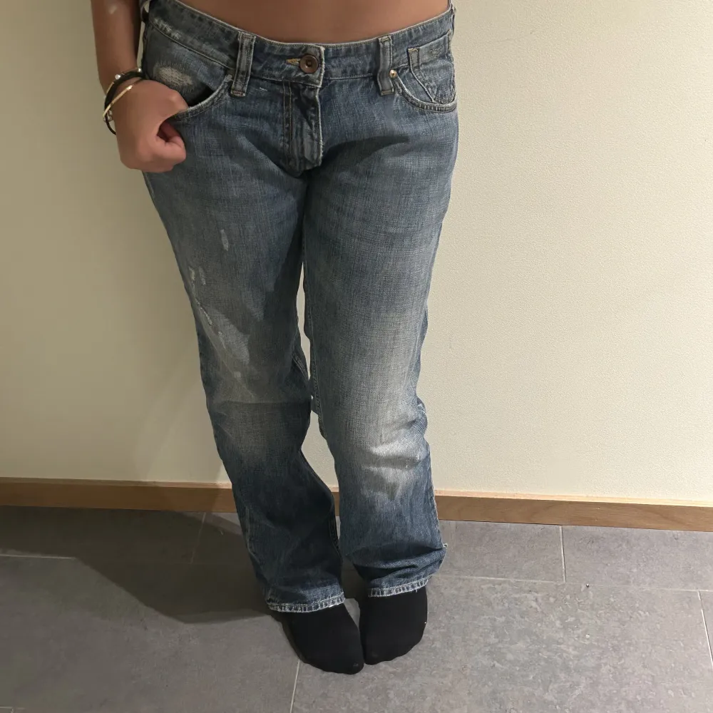 Lågmidjade jeans som sitter ganska straight. Passar mig som är 170cm. Kom privat för frågor!. Jeans & Byxor.