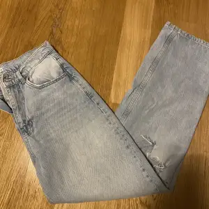 Jeans ifrån Ginatricot, det är hål i knäna