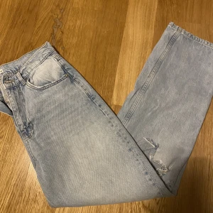 Jeans ljusblå - Jeans ifrån Ginatricot, det är hål i knäna
