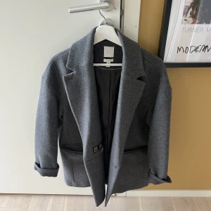 Kappa grå  - Fin höstjacka / kavaj/kappa i xs. Dock oversize så passar dig som är 34/xs och 36/S i storlek 