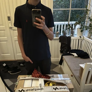 Ralph lauren pike - Riktigt snygg Ralph lauren piké i väldigt bra skick. Storlek 14/16 vilket motsvarar XS.  Modellen på bilden är 169 cm. FAST PRIS! Skriv vid frågor eller funderingar🙌  
