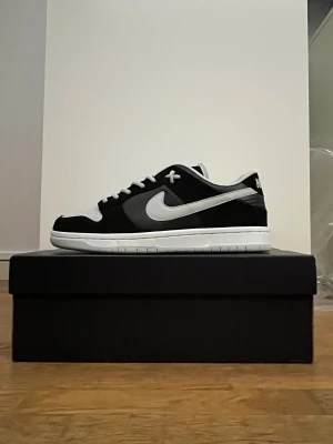 🕷Svart Grå SB Dunks🕷 - Ett par sprillans nya SB Dunks low. Riktigt bra färg då den nästan passar med allt. Dom är i väldigt bar kvalitet. Det är bara att höra av sig vid frågor om skorna.😘😘😘⚠️SKOLÅDAN INGÅR EJ⚠️