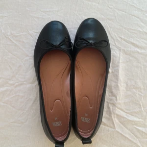 Ballerina skor från ZARA - Ballerinaskor från Zara som tyvärr var för små i storleken för mig. Storlek 38- ganska små i storleken så passar snarare en storlek 37 eller 37,5. Annars jättefina🩷 Aldrig använda, endast en liten fläck på insidan. 