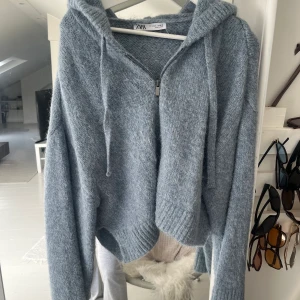 stickad luvtröja - en så himla fin blå stickad luvtröja från zara! 