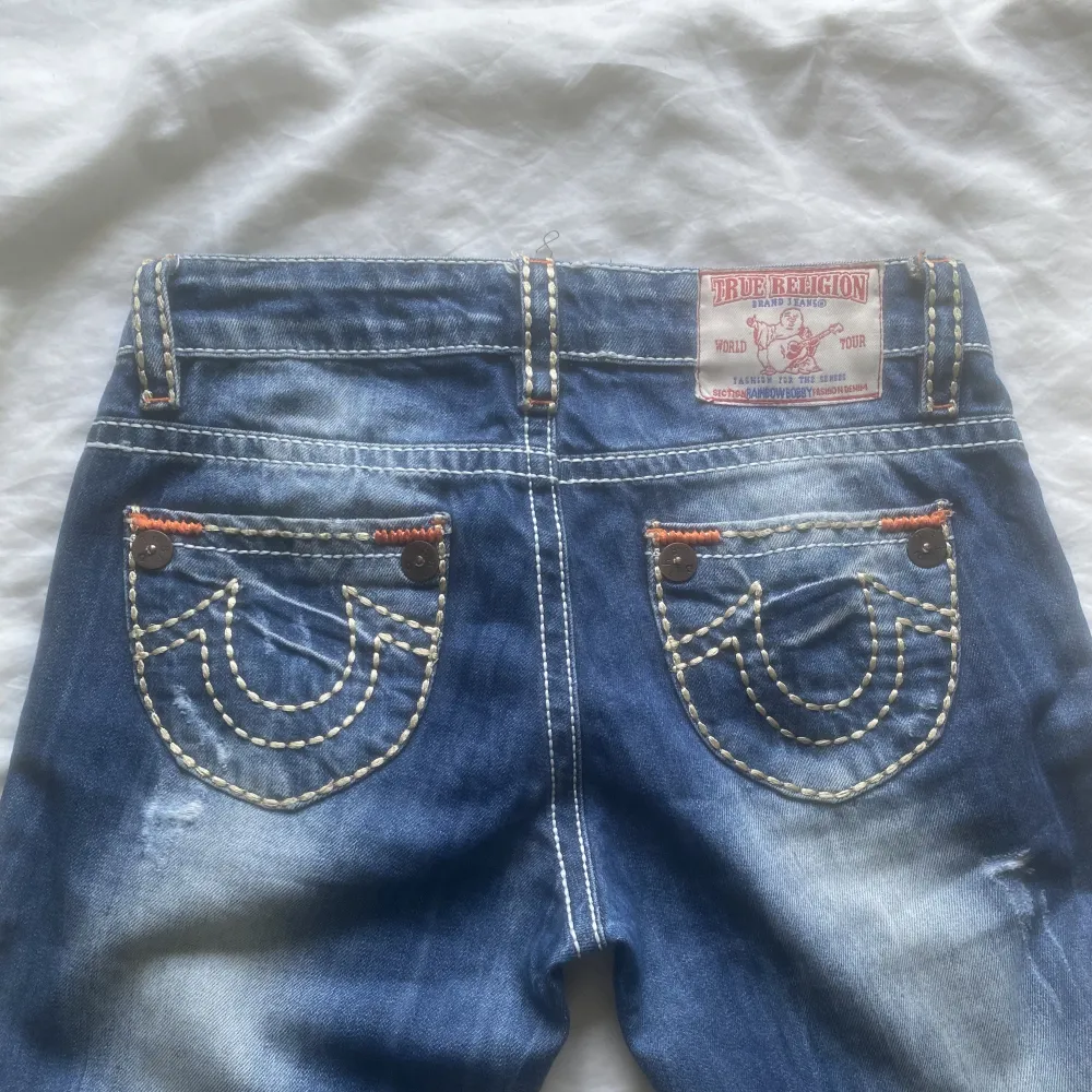 Ett par true religion jeans i low waist med utsvängda ben. Skitsnygga, men tyvärr var dem för små för mig.  Midjemått: 36cm Passar för dem som är runt 160-170cm lång. ❌pris går att diskuteras!! Köp nu funkar alltid❌. Jeans & Byxor.