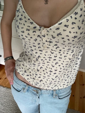 Brandy Melville linne - Säljer detta populära linnet från Brandy Melville som inte kommer till användning 💘 Kan frakta eller mötas upp!! Skriv till mig om du har frågor eller vill ha fler bilder!