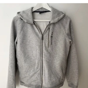 Sail racing zip bowman - Tja! Säljer denna as fet zip hoodien ifrån sail racing. Pris kan diskuteras.