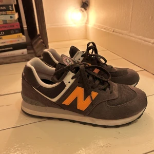New Balance 574 - Ett par bruna new balance 574. Använda väldigt sällan då de är lite för små för mig. Storlek 41.