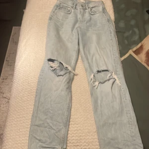 Jeans  - Jeans från Gina Tricot i storlek 34. Modellen är ”perfect jeans”. Jag säljer de då de är lite för små för mig.  Priset kan diskuteras:)
