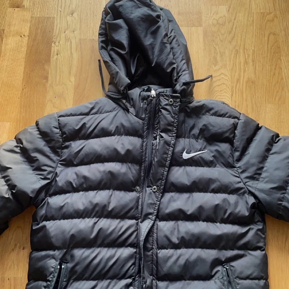 En vintage jacka från Nike, säljer då den inte används längre, bra skick och väldigt varm och skön nu inför vintern/hösten. Strl S men passar även som M. Jackor.