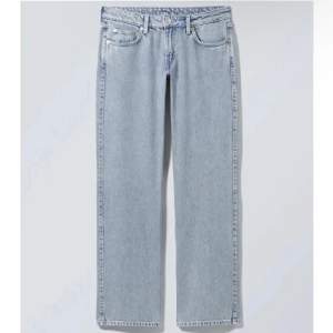 Lågmidjade raka jeans från weekday i modellen: Arrow Low straight jeans  Stolek W27 L34
