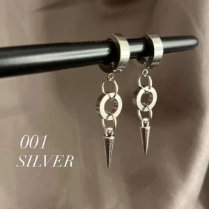 001 silver - Detta är våra 001 silver! 79kr för ett örhänge och 139kr för ett par🌟💋 Beställningar sker via instagram DM🌟