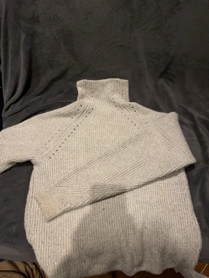Stickad tröja beige HM - Fin stickad tröja ifrån HM, storlek XS hittar int på hemsidan. Nypris 350 kr ❤️❤️