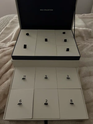 Muli adventskalender  - Säljer min adventskalender i guld från muli collection som är helt slutsåld och inte kommer tillbaka till lager. Sjukt fina smycken men kommer inte få användning av dom. Hela kalenderns innehåll kan hittas på Margareta gräs youtube kanal! Pm för bilder!