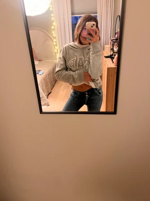 Jeans lågmidjade - Ett par jätte snygga lågmidjade jeans från zara. St 11-12 men passar även xs. 