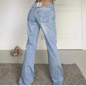 Midjemått: 37 cm rakt över, innerbenslängd: 80 cm.  Jeans från Levis med lappen kvar, köpta av en tjej här på plick! Bilderna är lånade från förra säljaren. Aldrig använda och säljer då jag redan har många jeans!🌟