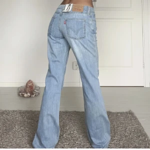 Vintage jeans - Midjemått: 37 cm rakt över, innerbenslängd: 80 cm.  Jeans från Levis med lappen kvar, köpta av en tjej här på plick! Bilderna är lånade från förra säljaren. Aldrig använda och säljer då jag redan har många jeans!🌟