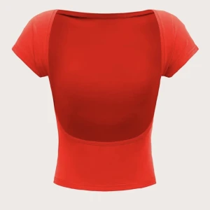 Open back topp - Säljer denna populära topp med öppen rygg i rött. Sitter snyggt och passar perfekt till fest.