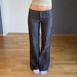 Mörkgråa kostymbyxor  - Mörkgråa kostymbyxor i storlek XS, vintage med snygga detaljer 🙌💫 jag är 165