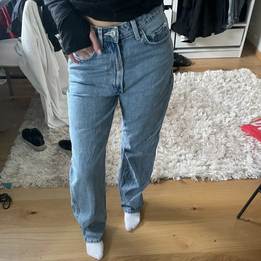 Jeans från weekday i storlek 36. Jeans & Byxor.