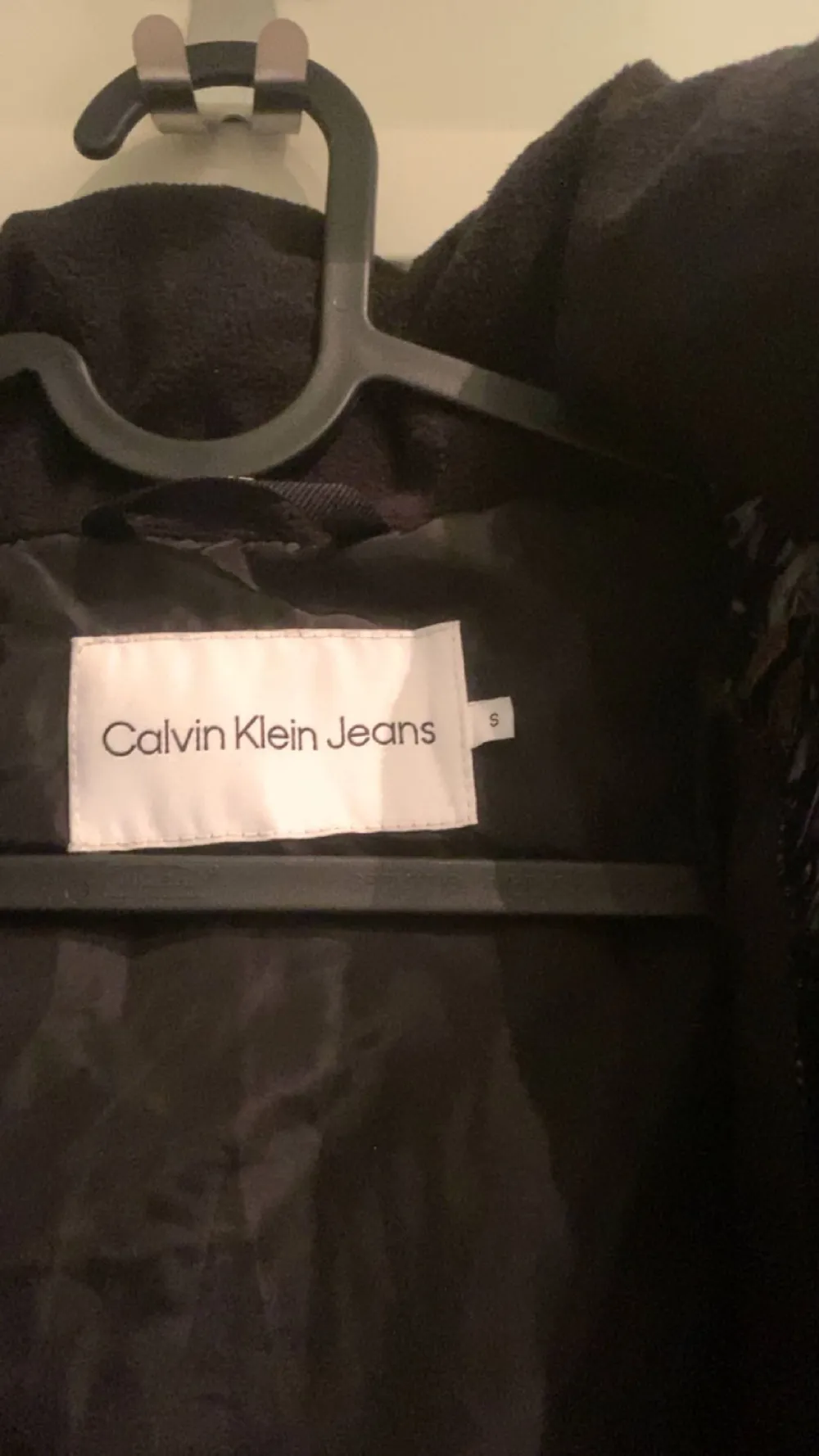  Calvin Klein jacka i storlek S. I nyskick då den är använd endast fåtal gånger. Säljer för 1200 kr.. Jackor.