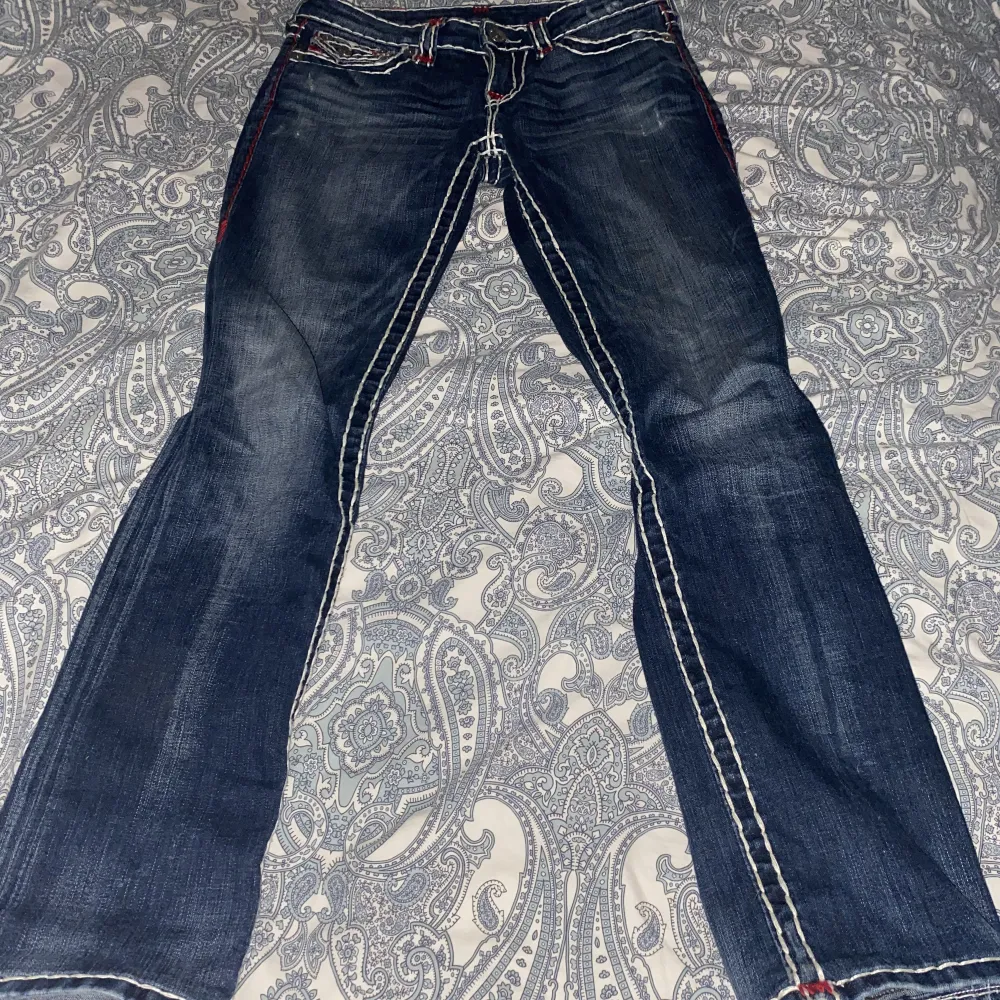 Säljer mina unika True Religion jeans då de tyvärr är lite korta i benen på mig som är 169 cm. Modellen är straight och lågmidjad💞Inga defekter🙏Svarar snabbt om du har några frågor💓. Jeans & Byxor.