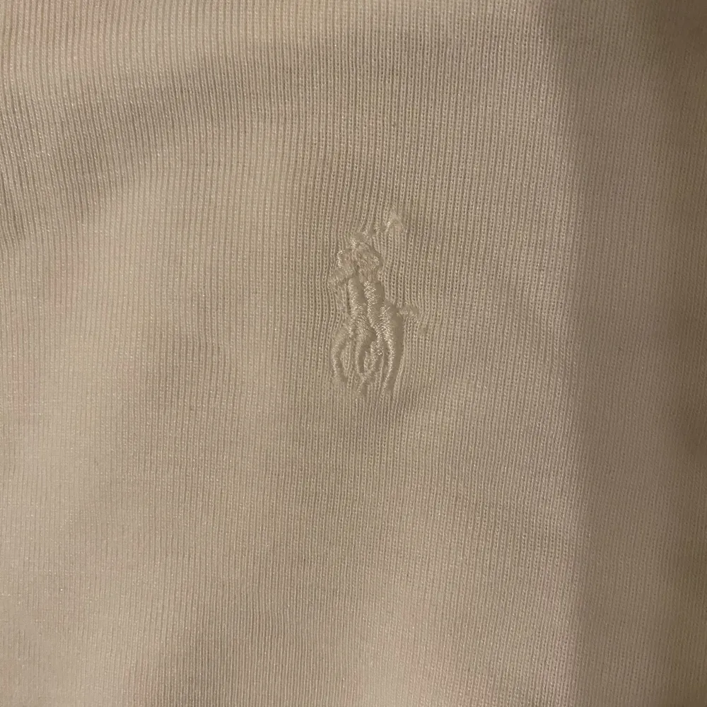 Mycket mycket fin oanvänd vit polotröja från Ralph lauren. Har Ralph lauren märke på ena bröstet (se bild 2). Storlek står detaljerat på bild 3. . Toppar.