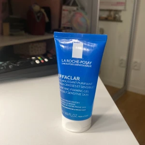 Cleanser - La roche posay cleanser använd lite av den. Den är till för vanlig till oljig hud eller till hud med prickar(blemish prone skin) om man swishar kan jag göra frakten till 15 kr kontakta innan!💗💗
