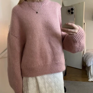 Stickad tröja - Oversize stickad tröja i rosa från Arket