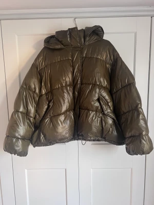 Grön HM jacka  - säljer min superfina gröna jacka från hm då jag inte använder den längre! den är i storlek M/L så den blir lite oversized🧡