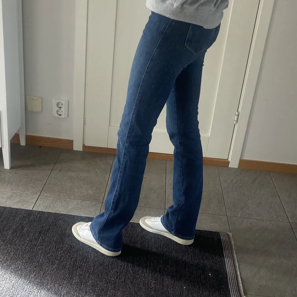 Mörkblåa Wrangler jeans i modellen ”bootcut” w25 L32, jättefint skick!!💖. Jeans & Byxor.