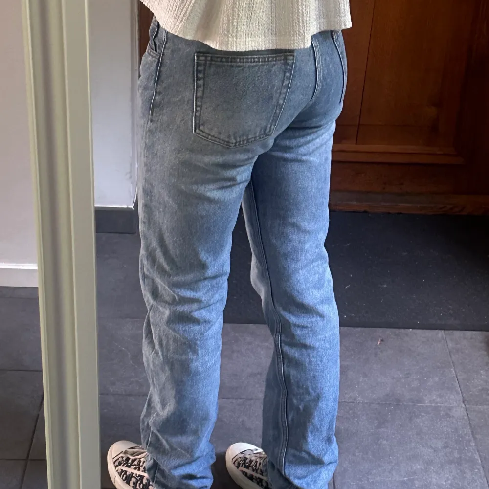 Lågmidjade jeans från Brandy Melville! De är onesize men skulle säga att de passar storlek 34-38! Jag har storlek 36 för referens och är ca 168 cm lång. Fint skick! Mått: Innerbenslängd: 74 cm, Midjemått: 66 cm. Jeans & Byxor.