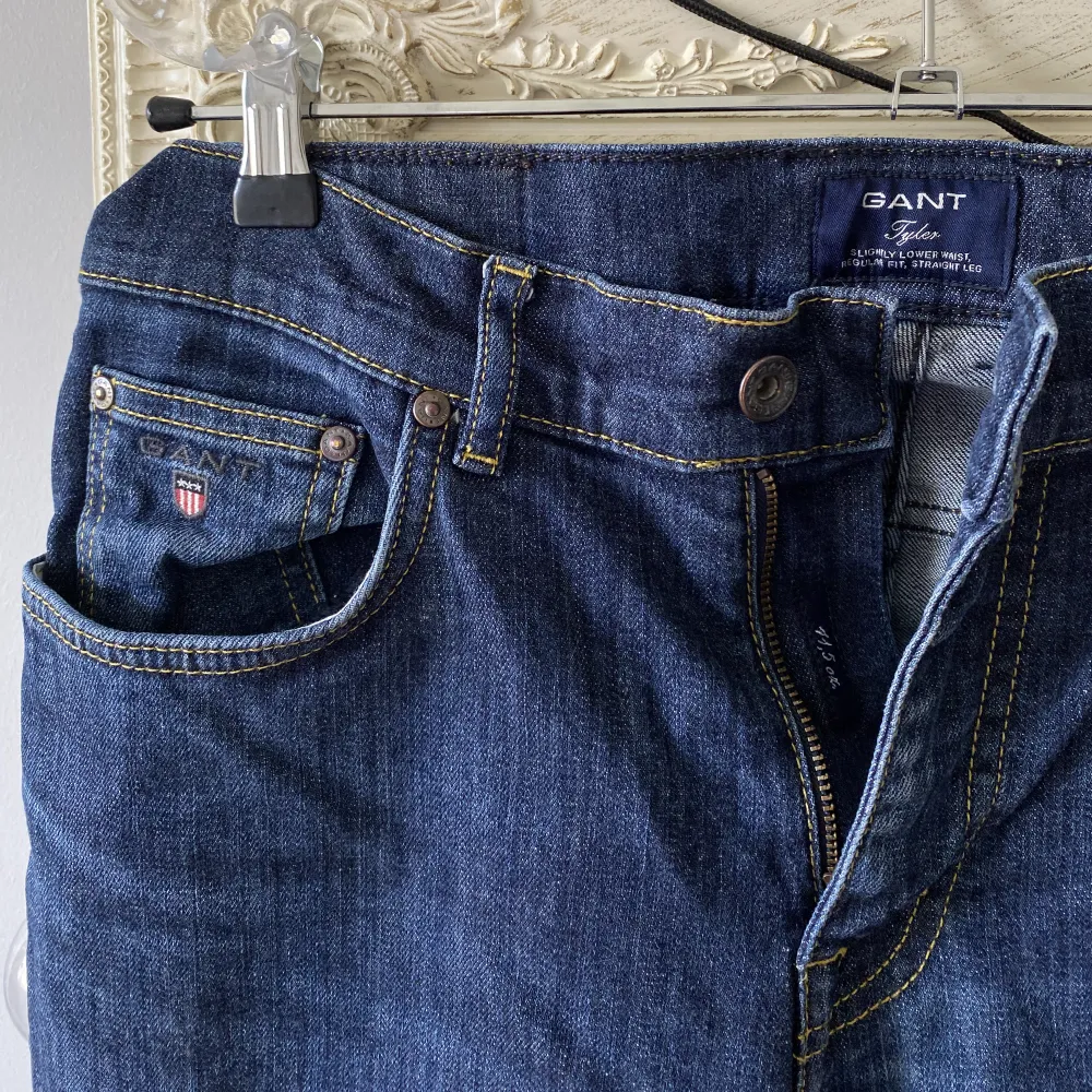 Mörkblå jeans med rak passform och låg midja från gant!💙. Jeans & Byxor.