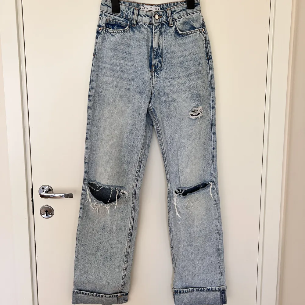 Super fina raka jeans ifrån Zara som är köpta för 2 år sedan och är i bra skick.. Jeans & Byxor.
