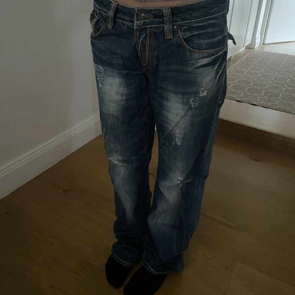 Baggy true religion jeans, ena fickan där bak har tappat knappen. Kom provat för fler bilder!. Jeans & Byxor.