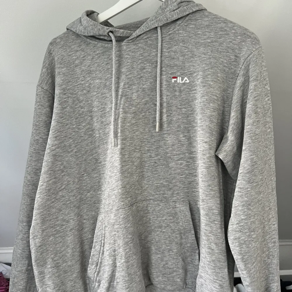 hoodie ifrån Fila som aldrog e använd strl M men passar även L 300kr + frakt. Hoodies.