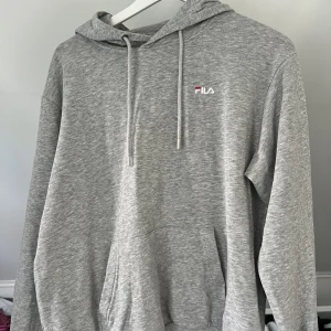 Fila Hoodie - hoodie ifrån Fila som aldrog e använd strl M men passar även L 300kr + frakt