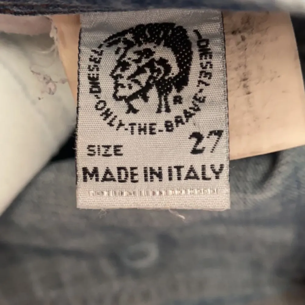 Lågmidjade jeans med fina fickor! Köpte på Sellpy från början men dem var för små och korta, är ungefär 172 cm. Skulle säga att dom är lite mindre i storleken. Annars superfina jeans med fina fickor som är i väldigt bra skick💕. Jeans & Byxor.