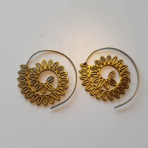 Örhängen guld  - Örhängen I mässing oanvända dvs nyskick  Läckra men ej min stil. Pris 160kr 