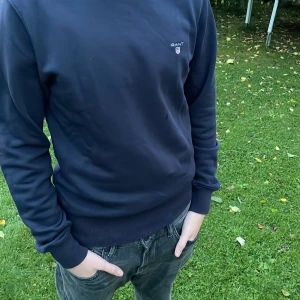 Gant tröja - Skitsnygg Gant tröja, köpt för ca 1000kr för 1 år sedan. Tröjans skick 10/10 absolut inga skavanker. Modellen på bilden är 173cm och väger 55kg. Kan såklart alltid få ner i pris vid snabb affär 🤗