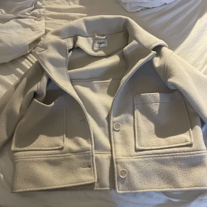kappa från kappahl - kappan ser ut som bild nummer 2 fast i en vitare/beig färg, perfekt till hösten eller vintern då den är varm o tjock använt flera gånger men i bra skick, lite nopprig💗 köpte för 1000 i butik finns en liten defekt, på bild 3 💗