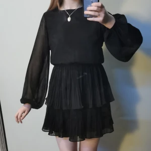 Svart volang klänning  - Säljer denna svarta klänning med volangkjol. Klänningen är använd ett fåtal gånger och är i mycket bra skick. Storleken är 34 men passar mig som brukar ha 36/38.  Jag diskuterar gärna pris. Skriv vid frågor 💕